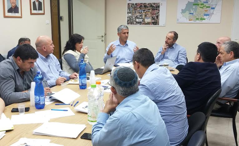 בתמונה: דיון של ראשי הרשויות בועדת איכות סביבה של אשכול גליל מזרחי.