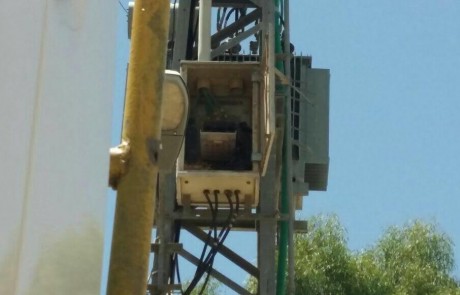 על זה שקע ותקע לא חשבו: אקדח ורימונים הוסתרו בעמוד חשמל בכפר טובא