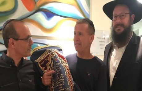 חברת התיירות "קשרי תעופה" רכשה ספר תורה לטיולי "קודש וחו"ל"