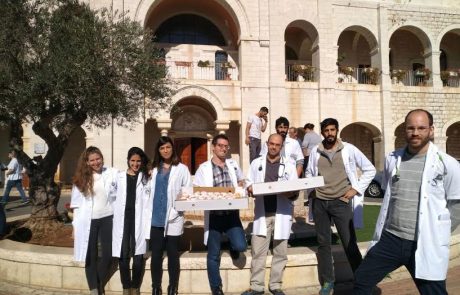 טרום חנוכה: הסטודנטים של הפקולטה לרפואה של בר אילן חילקו סופגניות וסביבונים בבתי החולים בגליל