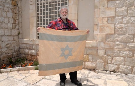 יום ירושלים: תושב עמוקה הפקיד בספריית המכללה האקדמית בצפת דגל היסטורי שהונף בשחרור העיר העתיקה במלחמת ששת הימים