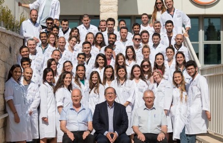 בפקולטה לרפואה ציינו תלמידי המחזור החמישי בטקס "חלוק לבן" את המעבר מהעיוני למעשי