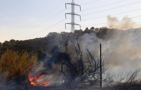 חברת החשמל: "אין להדליק מדורות בסמוך למתקני החשמל או מתחת לקווי חשמל"