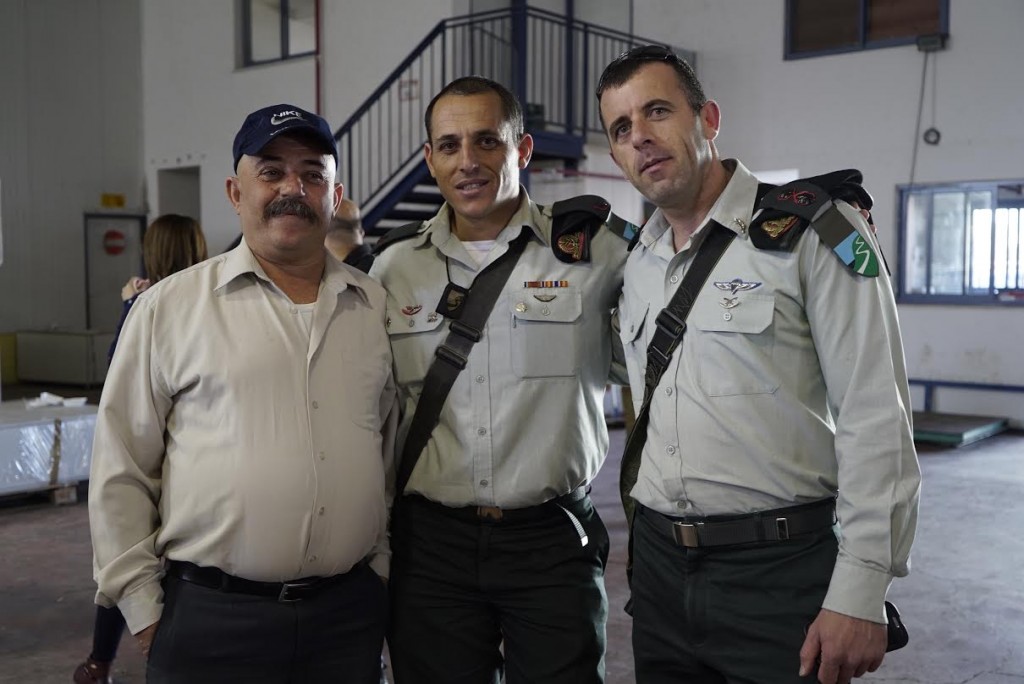בתמונה,מימין: סגן מפקד החטיבה כמיל טאפש, קצין ההגמ"ר של החטיבה אמיל מולא ואביו של אמיל.