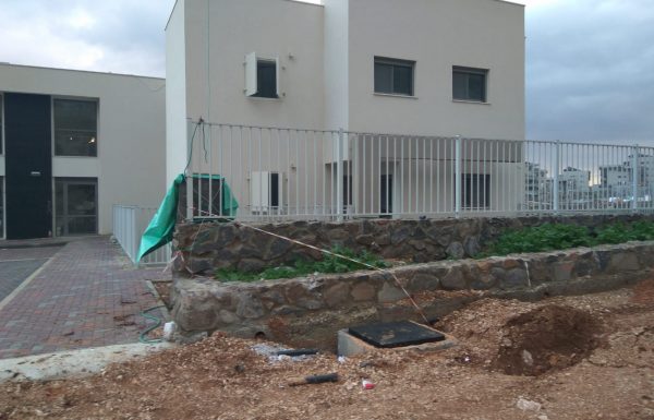 דיירים בשכונה היוקרתית בחצור לא יכולים להיכנס לביתם – משרד השיכון לא השלים את עבודות התשתית